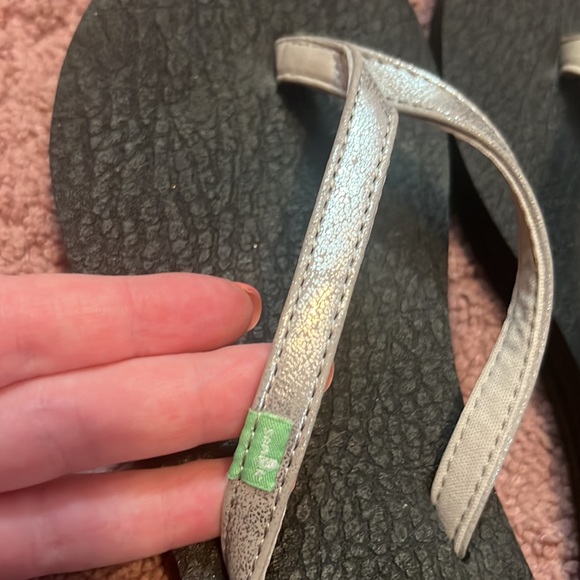 Ladies Sanuk Flip Flips! - Picture 3 of 7